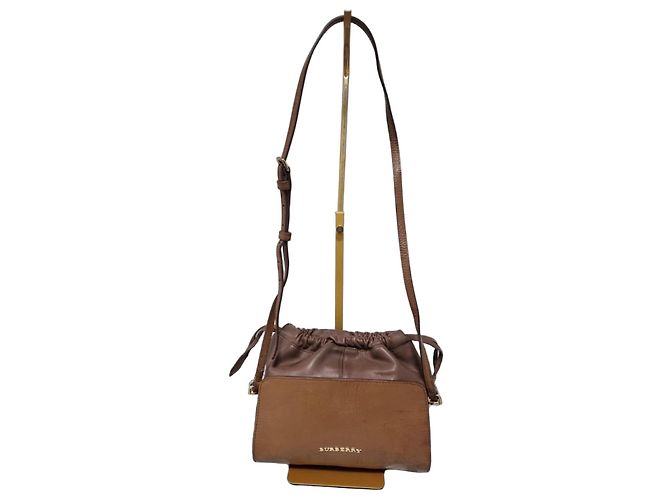 Bolsa transversal de couro Burberry com cordão marrom