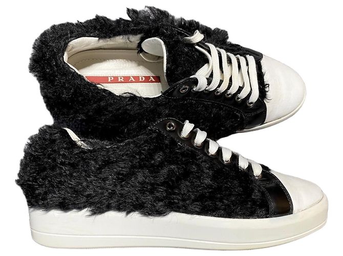 Sneakers in pelliccia sintetica nera Prada Nero Bianco