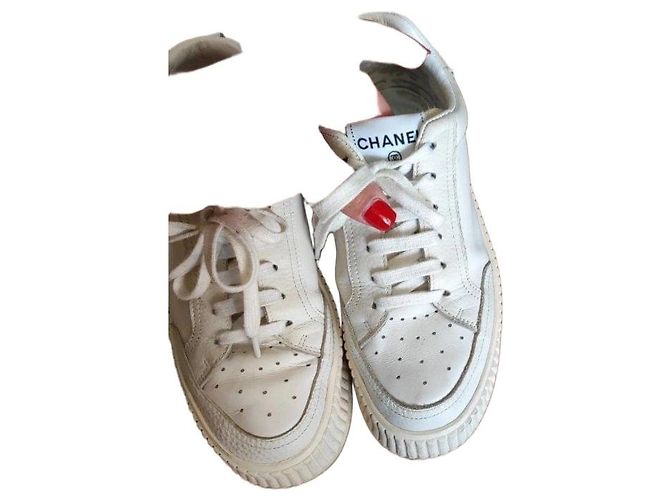 Baskets Chanel en cuir blanc