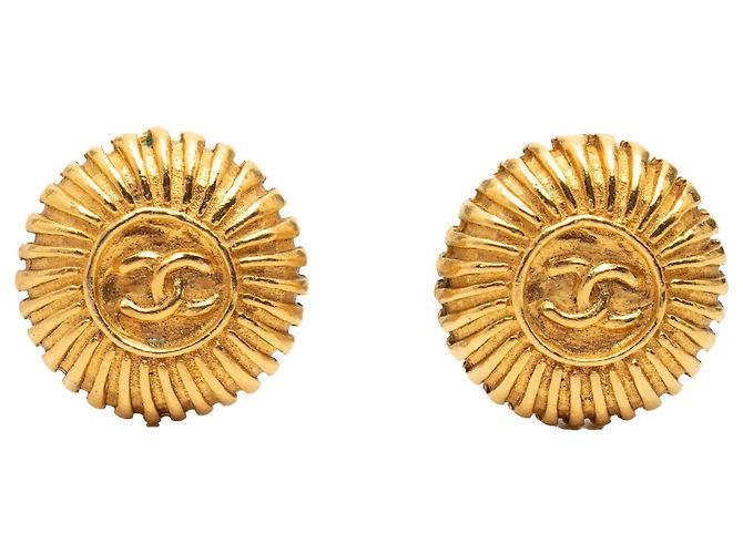 Brincos de clip Chanel em ouro dourado CC Sunburst