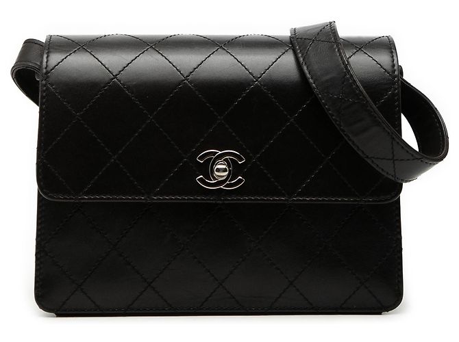 Bolso de hombro acolchado de cordero negro CC de Chanel