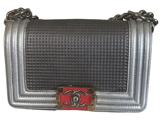 Chanel Boy Medium Borsa in Agnello Metallizzato Argento