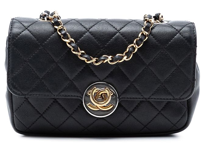 Chanel Matelassé Couro de Cordeiro Turn e Lock com Aba Preto