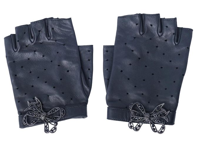 Luvas sem dedos Chanel em pele de cordeiro perfurada preta com detalhe de laço de cristal