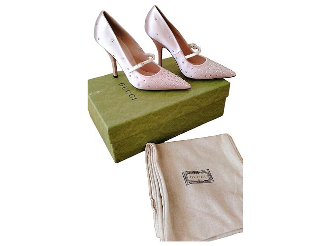 Zapatos de tacón Gucci de satén rosa con estrellas de cristal