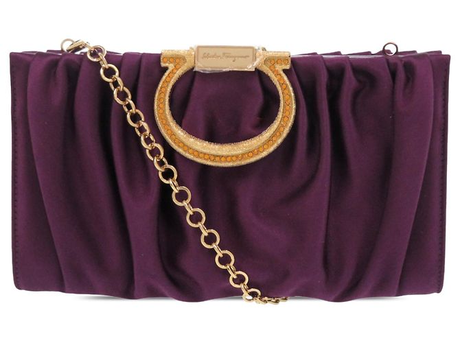Salvatore Ferragamo Clutch Gancini de cetim roxo com corrente Ferragamo Roxo escuro