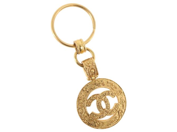 Chaveiro CHANEL em metal dourado CC Auth bs35092M