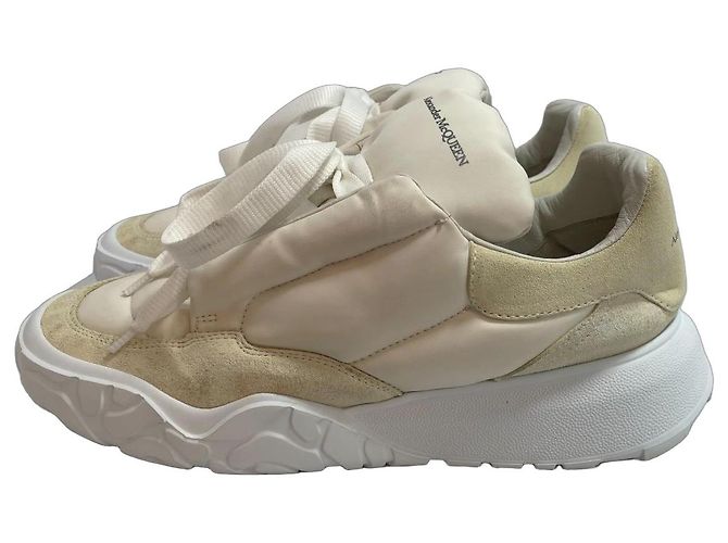 Alexander McQueen Baskets Puffy en suède - Beige