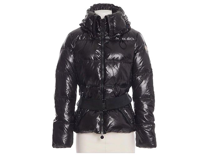 Moncler Glänzende Schwarze Steppjacke mit Gürtel