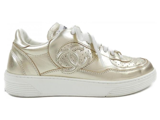 Tênis de couro de bezerro laminado Chanel Dourado