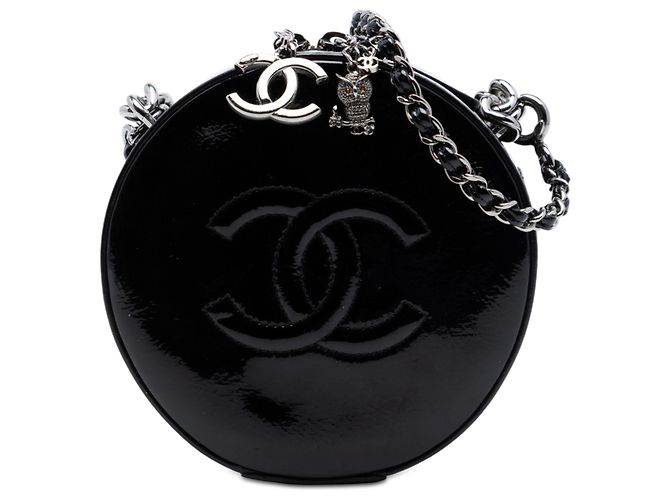 Bolso redondo de charol negro CC de Chanel