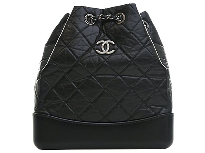Mochila Gabrielle pequena em couro envelhecido acolchoado preto Chanel