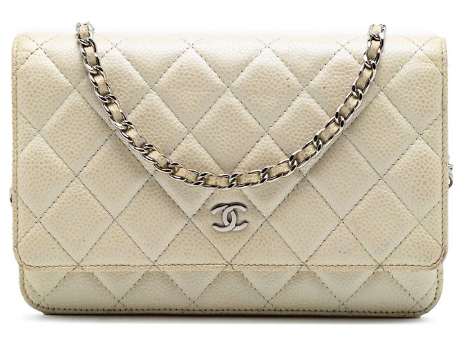 Wallet On Chain Cartera en caviar acolchado amarillo CC de Chanel con cadena