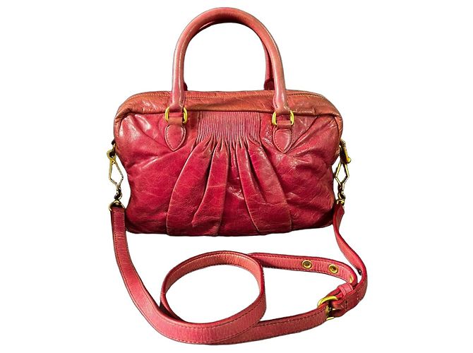 Miu Miu Lederhandtasche mit Raffung Rot