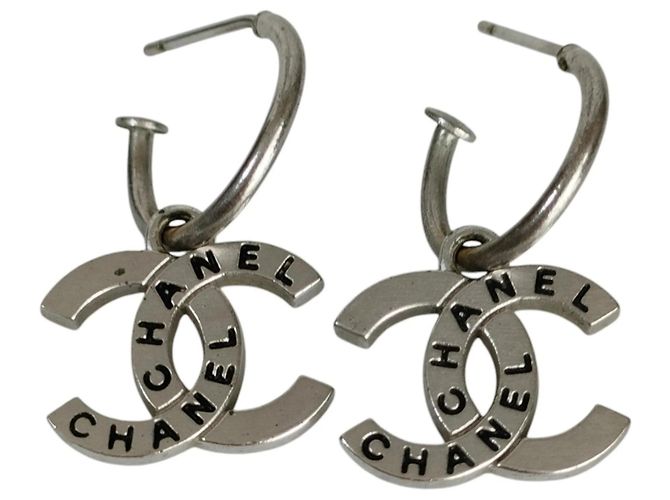 Metallohrringe mit dem Coco-Logo von Chanel Silber
