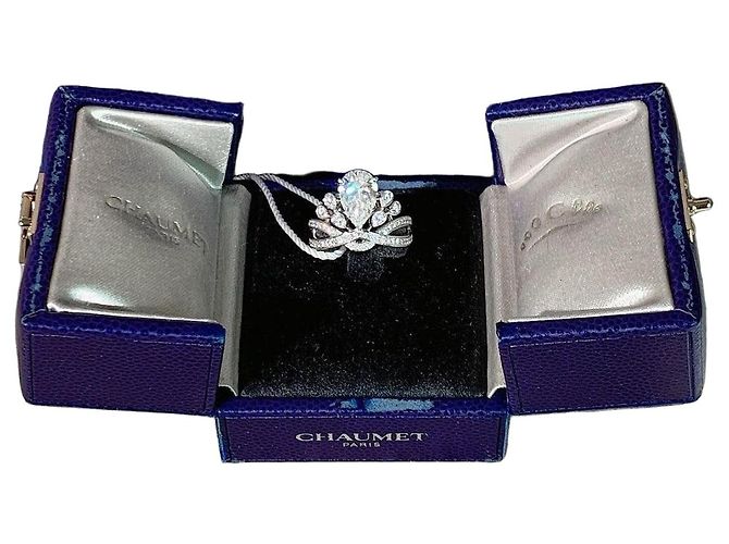 Chaumet Crowned Feather Diamantring Birnenschliff Silber