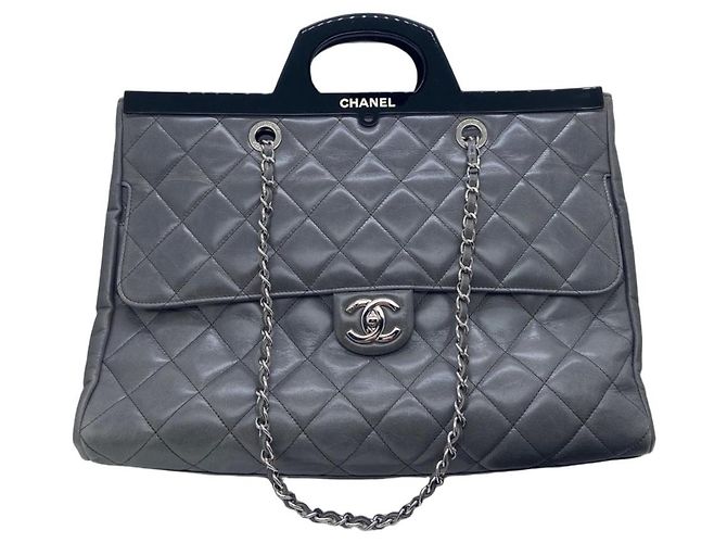 Chanel Bolsa de ombro acolchoada em camurça cinza