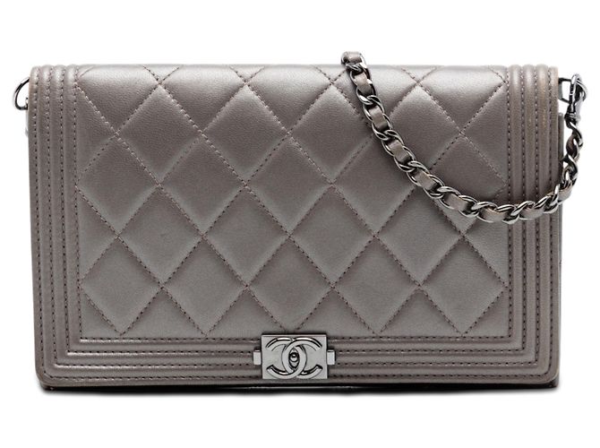 Le Boy Clutch Boy Chanel em pele de cordeiro metalizada acolchoada marrom com corrente Taupe