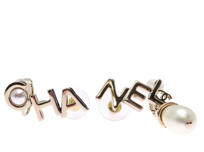 Pendientes de botón de perlas de imitación con logotipo de Chanel
