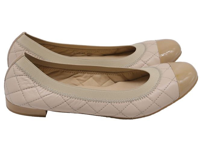 Sapatilhas acolchoadas Stuart Weitzman em couro bege