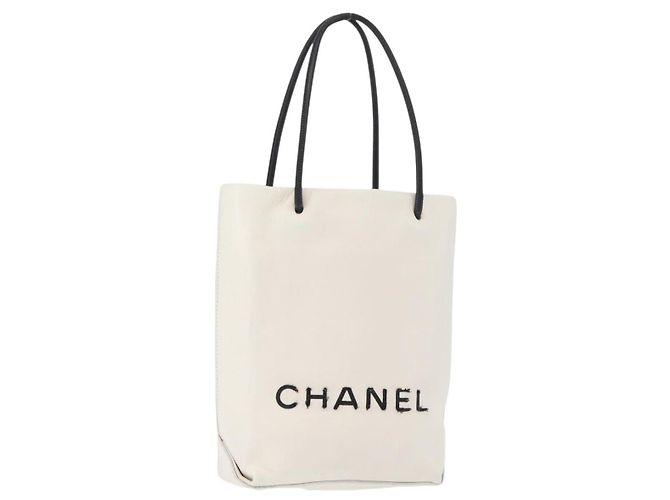 CHANEL Essential Hand Bag Leather White CC Auth 178954V