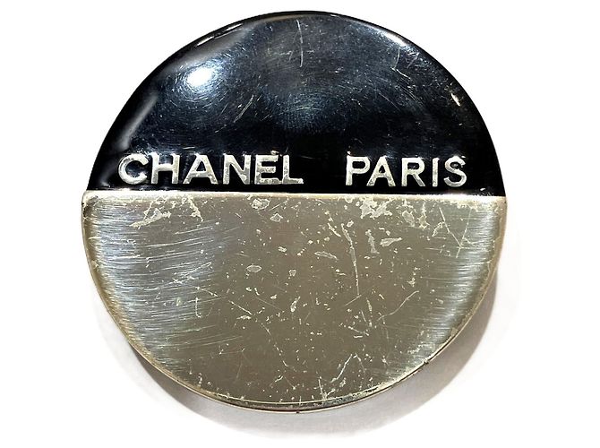 Spilla Chanel nera con logo Nero