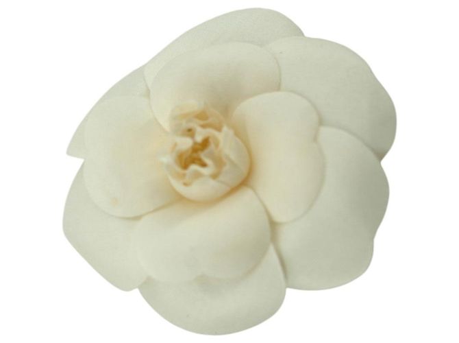 Timeless Chanel Vintage weiße Seidenstoff-Kamelien-Brosche