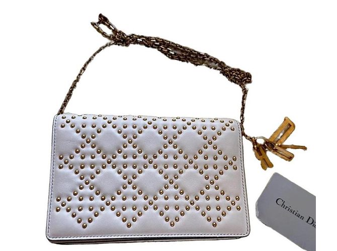 Sac Dior Wallet on Chain Studded en cuir Blanc Écru Blanc cassé Bijouterie dorée