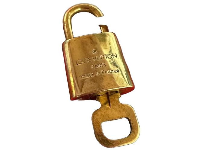 Louis Vuitton Cadeado dourado com sua chave Gold hardware
