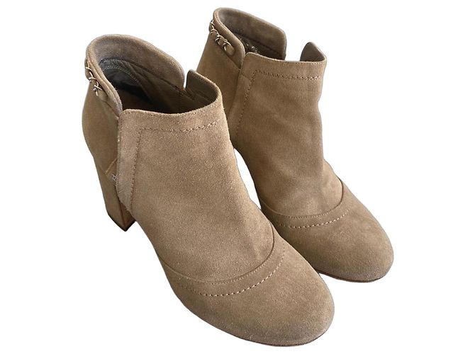 Chanel Botas de Cano Curto em Camurça Bege com Corrente