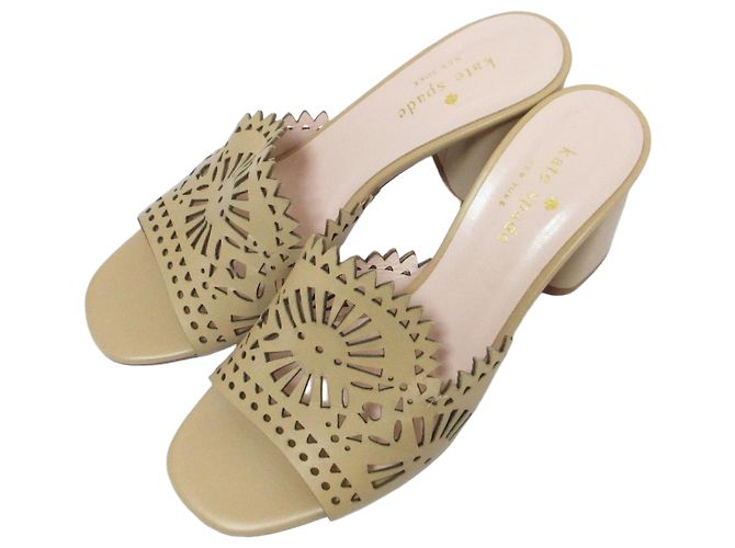 Kate Spade Leder-Sandalen mit Cutwork Beige