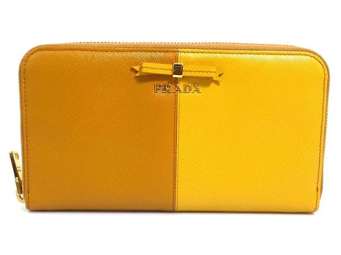 Carteira longa de couro marrom e amarelo Prada