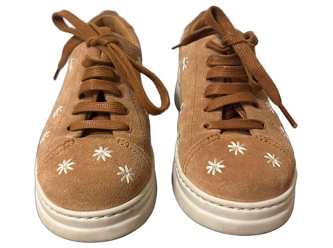 Autre Marque Camper Sneaker aus braunem Wildleder mit Blumenstickerei Kamel