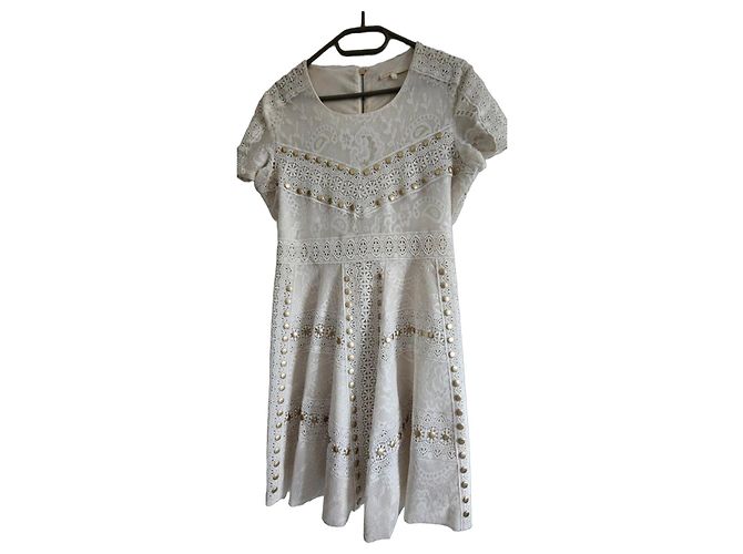 Vestido Maje de encaje blanco con tachuelas doradas