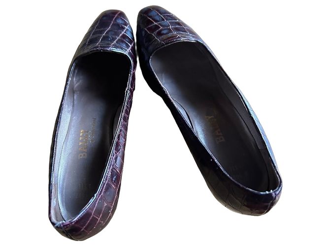 Bally Escarpins de couro de crocodilo bordeaux Ameixa