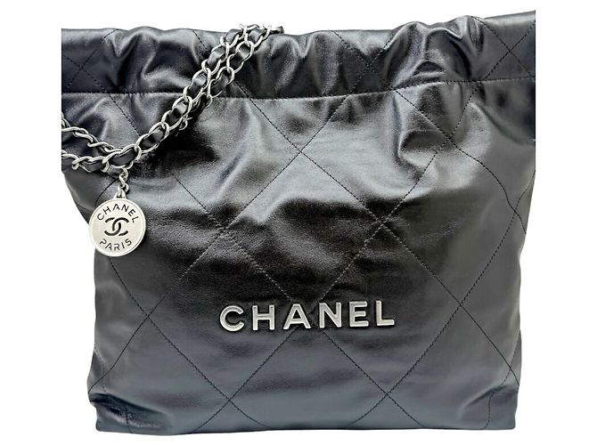 Sac à main CHANEL Matelassé 22 Small Noir