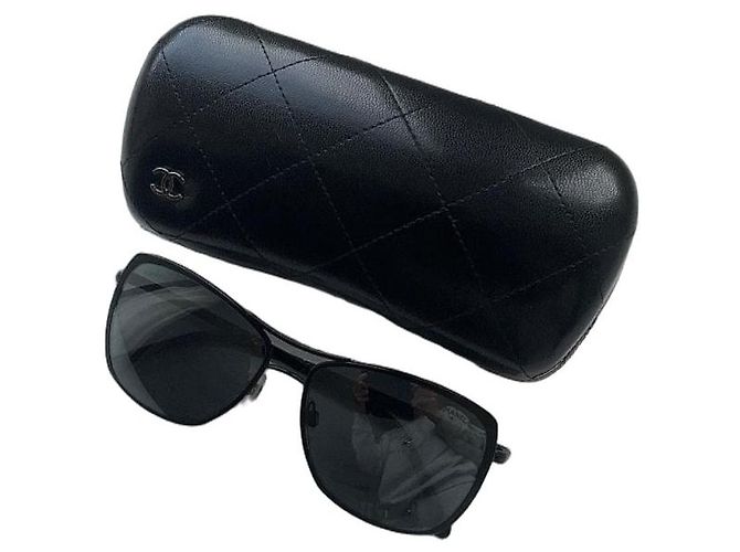 Occhiali da sole Chanel neri con custodia trapuntata Nero 