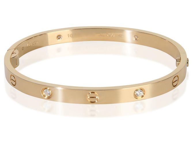 Bracciale Love Cartier in oro giallo e diamanti, modello Medium