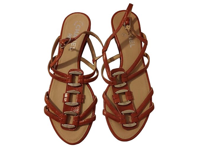 Chanel Lackleder Sandalen Orange