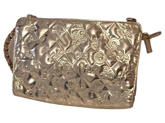 Bolsa de ombro Chanel em couro dourado acolchoado