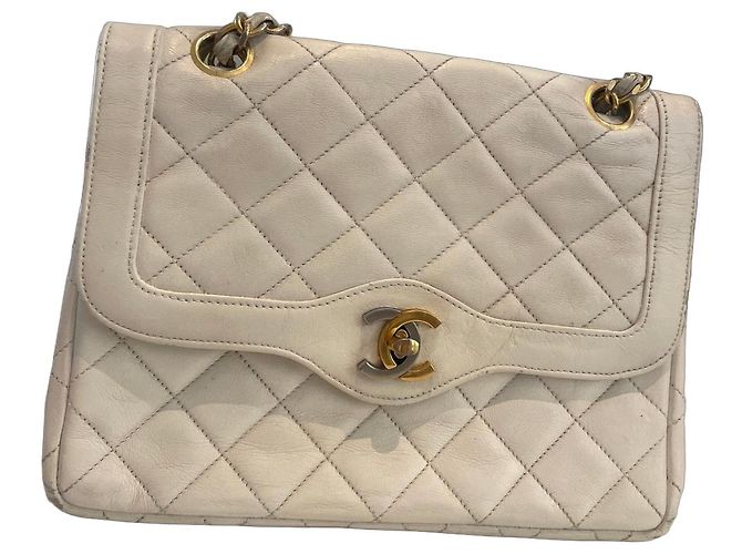 Chanel Diana gesteppte Lederhandtasche - Weiß