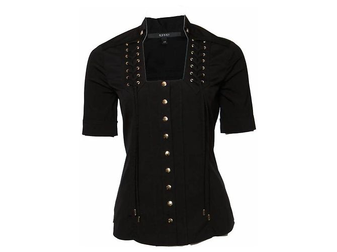 Gucci, Top nero con bottoni a pressione dorati.
