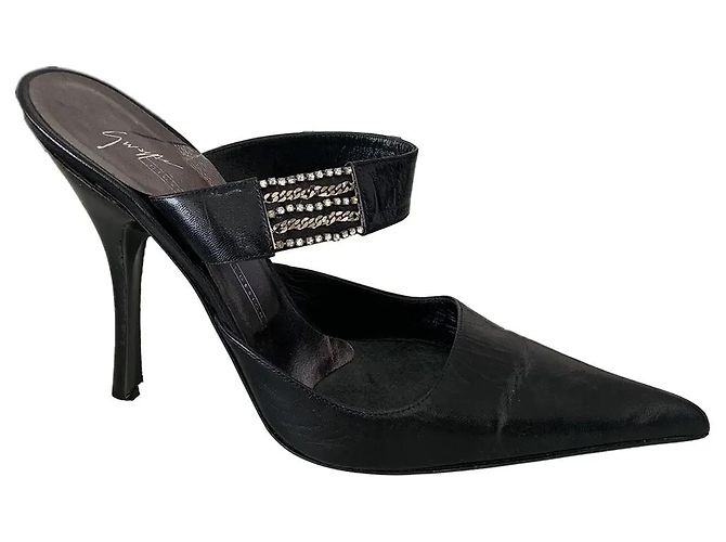 Mules Giuseppe Zanotti em couro preto com strass