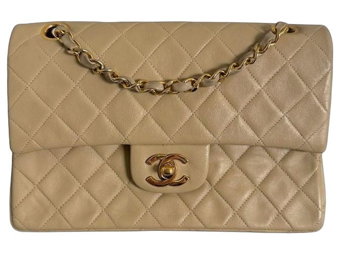 Bolsa Chanel Classic Flap Medium em Pele de Cordeiro Bege