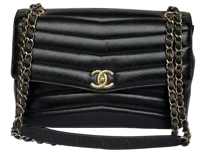 Timeless Chanel Bolsa Reversed Chevron com aba em couro preto