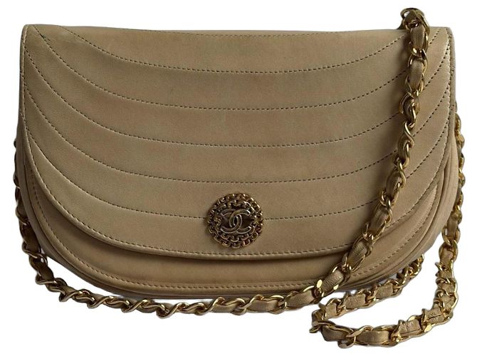Bolsa Chanel Half Moon Flap em couro bege