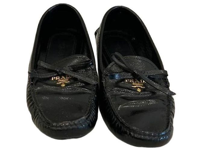 Prada Mocasines de charol negro con lazo