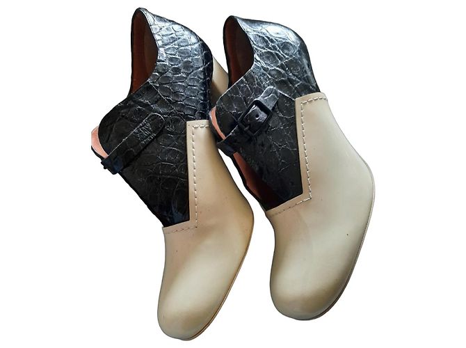 Botas de cano curto Céline em couro envernizado e efeito croco com salto bloco Preto Bege