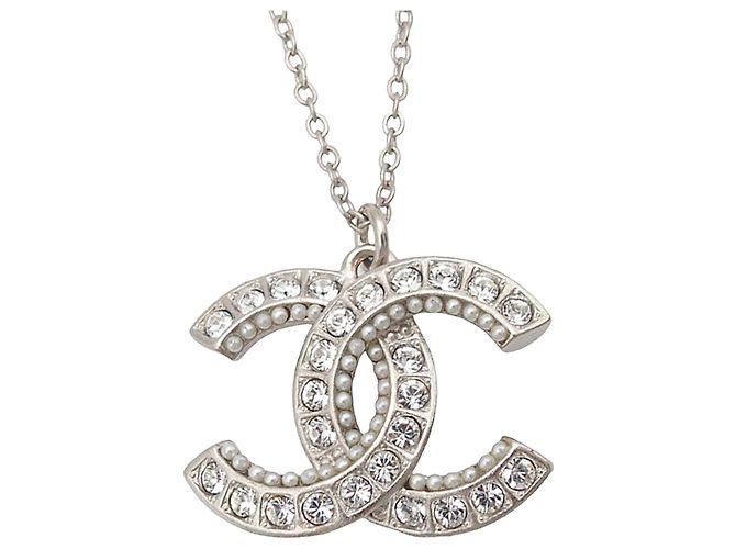Colar de pingente Chanel Silver CC em latão com strass e pérolas falsas Prata