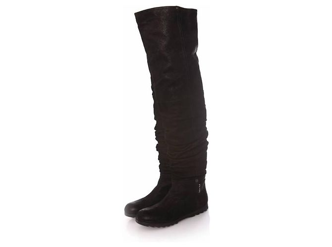 Prada, botas longas de couro preto com pregas.